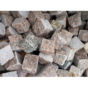 Kostka brukowa granitowa czerwona łupana ~5x5x5 cm, kg